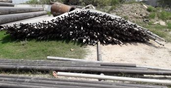 Vigas y tuberias tiradas en el piso